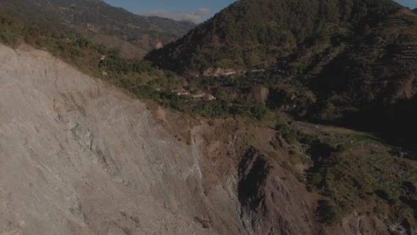 Aldea Borde Acantilado Valle Región Montañosa Rodeada Árboles Inversión Aérea — Vídeo de stock