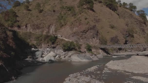 Rio Rochoso Que Enrola Através Das Montanhas Vale Cânion Água — Vídeo de Stock