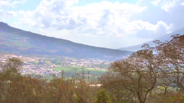 Vale Antigua Guatemala Com Encostas Vulcão Árvores Vista Relaxante Paisagem — Vídeo de Stock