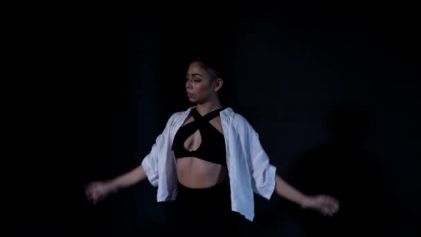 Romantik Karanlık Arkaplanda Genç Latin Kadın Dans Ediyor Şehvetli Açılış — Stok video