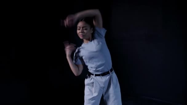 Mladý Latina Šedé Kanceláři Oblečení Tanec Whacking Soudobý Okem Kontaktu — Stock video