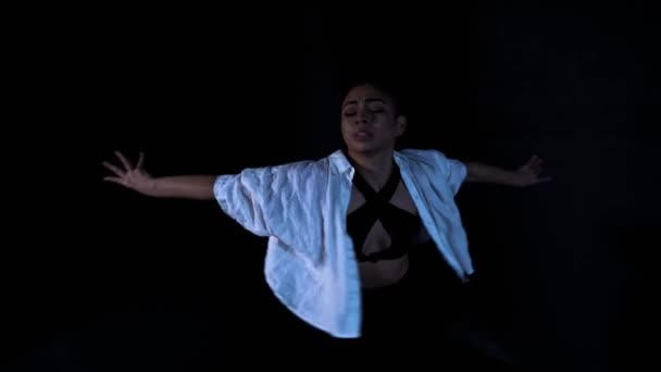 Güzel Genç Kadın Dansçı Çarpışması Dramatik Siyah Arkaplanda Duygusal Serbest — Stok video