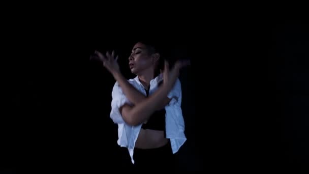 Genç Latin Kadın Yavaş Dramatik Dansla Dans Ediyor Siyah Arkaplanda — Stok video