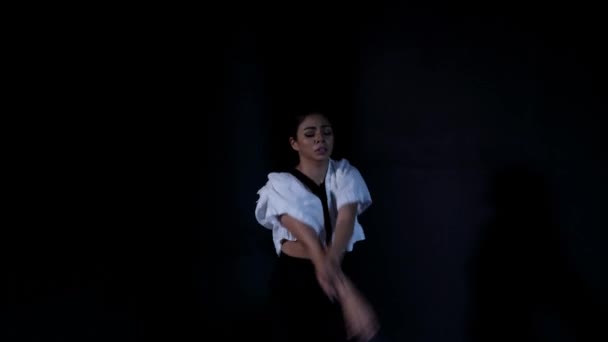 Mladý Latina Žena Tanec Whacking Nádherný Smyslný Sebevědomí Oční Kontakt — Stock video