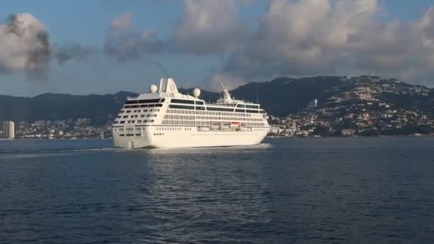 Yate Bonanza Con Humo Negro Océano Acapulco Mano — Vídeo de stock