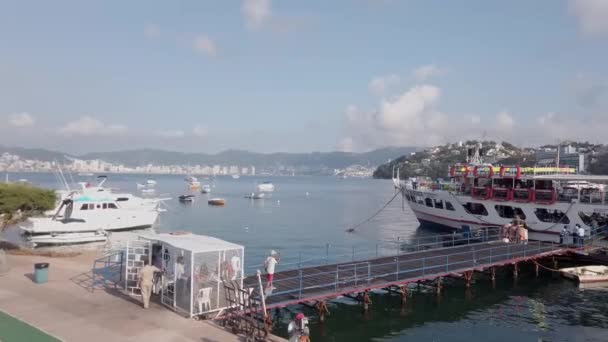 Pessoa Caminhando Porto Bonanza Barco Acapulco Pan Direita — Vídeo de Stock