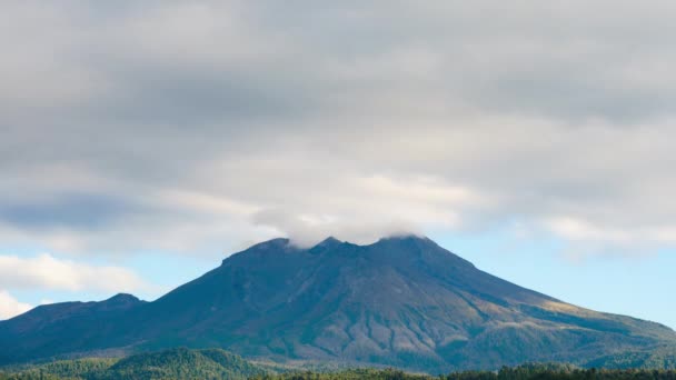 カルブコ火山の山頂を越える雲のタイムラプス ロックオフ — ストック動画