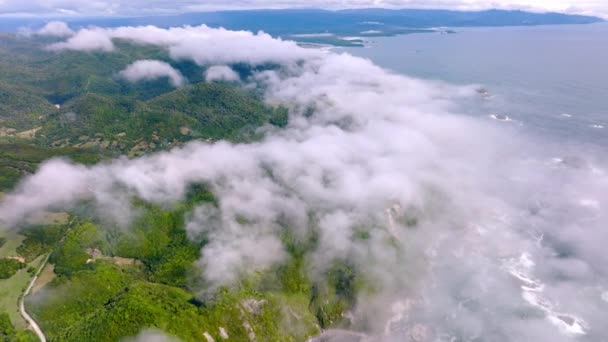 Drone Flying Clouds Revealing Scenic Chiloe Island Coastline Inglés Vista — Vídeo de stock