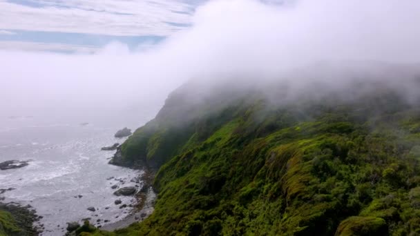 Vista Aérea Largo Isla Chiloé Con Nubes Que Elevan Sobre — Vídeo de stock