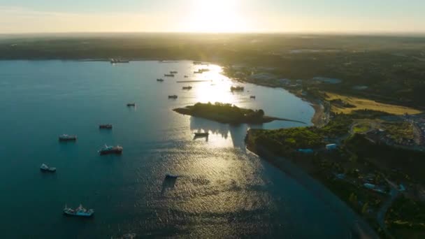 Luftaufnahme Des Sonnenuntergangs Mit Blick Auf Die Bucht Voller Handelsschiffe — Stockvideo