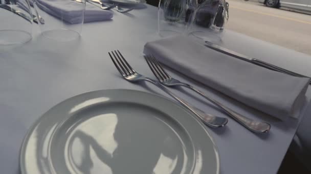 Дрібний Обідній Ресторанний Обідній Стіл Налаштуваннями Білому Столі Тканини Стійкий — стокове відео