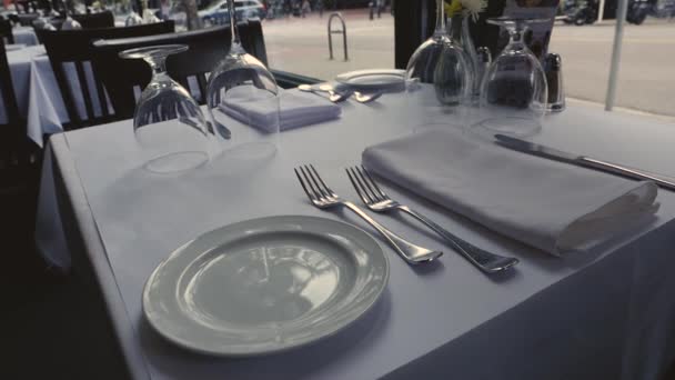 Finom Éttermi Vacsora Asztal Beállításokkal Fehér Asztali Ruha Állandó Lassított — Stock videók