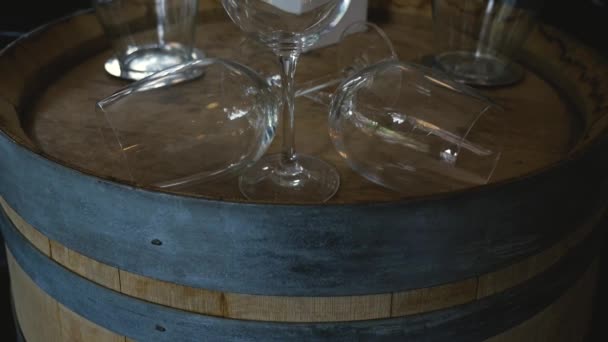 オーク樽のワイングラスが高級レストランの装飾としてセットされています中程度しっかりとしたスローモーション傾斜 — ストック動画