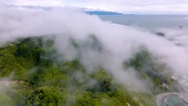 Drone Flying Clouds Revealing Scenic Chiloe Island Coastline Inglés Océano — Vídeo de stock