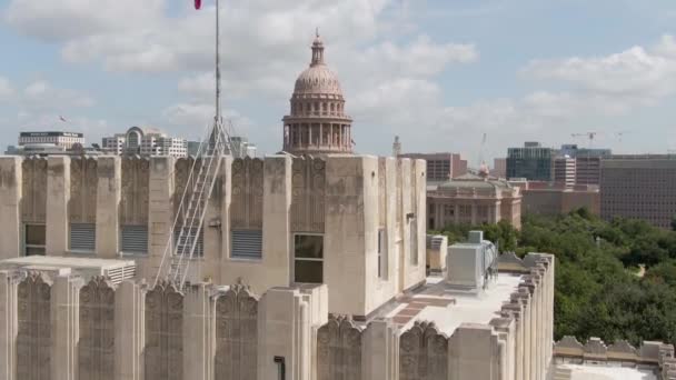 位于德克萨斯州奥斯汀市的一座国会大厦 正午时分 明亮的阳光和背景中的Ut塔映入眼帘 高耸入云 — 图库视频影像
