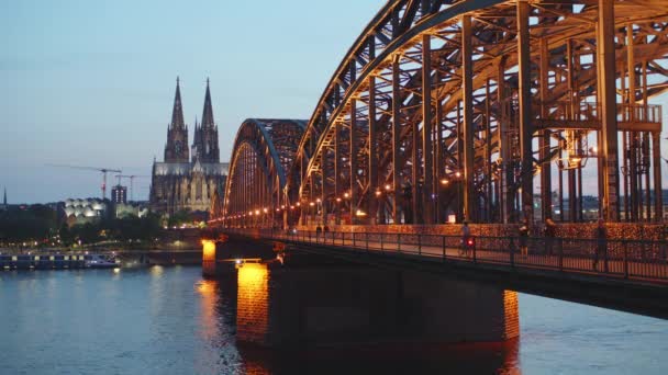 Panorama Cathédrale Cologne Dans Soirée Avec Hohenzollernbridge Premier Plan Atmosphère — Video
