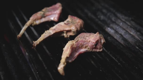Αρνίσια Παϊδάκια Ψήσιμο Στο Μπάρμπεκιου Grill Στην Επαγγελματική Κουζίνα Φλόγες — Αρχείο Βίντεο