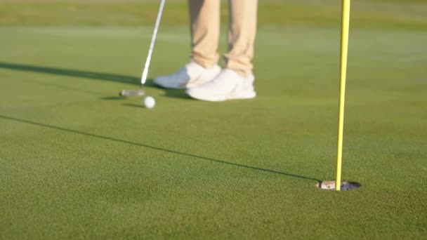 Golfista Afunda Putt Verde Luz Manhã Remove Bola — Vídeo de Stock