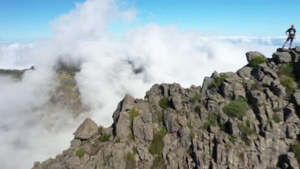 Drone Tourné Arrière Révélant Groupe Amis Debout Sur Pic Pico — Video