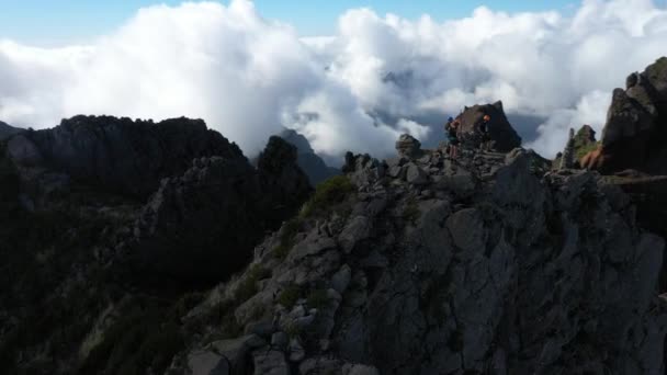 Drone Circulante Filmado Torno Grupo Amigos Topo Pico Das Torres — Vídeo de Stock