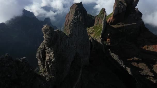 Κηφήνας Πυροβόλησε Κινείται Προς Εμπρός Μεταξύ Των Κορυφών Του Pico — Αρχείο Βίντεο