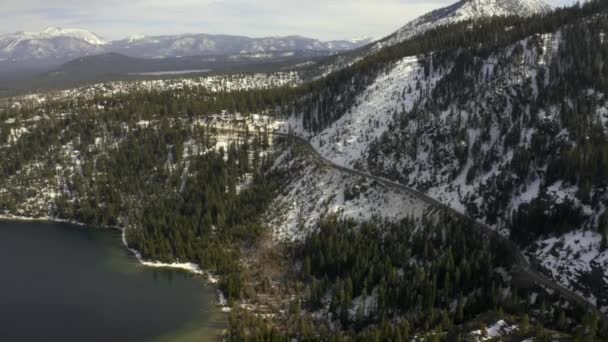 タホ湖と周囲の山々の美しい4K空中映像 豪華な青い水と雪の山 これはシリーズの11のクリップです — ストック動画