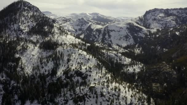 Tahoe Gölü Etrafındaki Dağların Lık Güzel Görüntüleri Muhteşem Mavi Karlı — Stok video