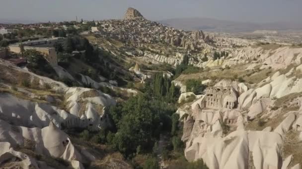 Prachtige Luchtfoto Smalle Cappadociadal Met Unieke Hoodoos — Stockvideo