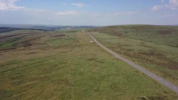 Luchtfoto Voertuig Smalle Cornwall Land Weg Zwenkt Vermijdt Schapen — Stockvideo