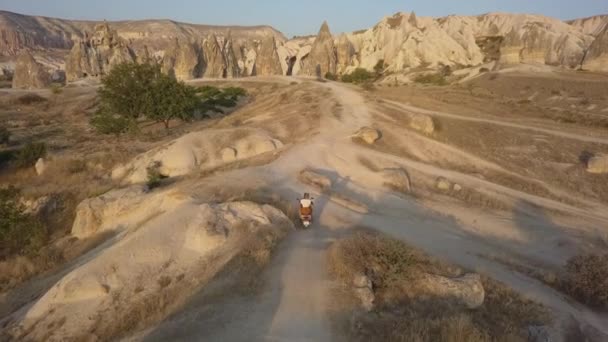Türk Peri Bacalarında Motosiklet Çifti Altın Saat Izledi — Stok video