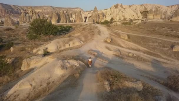 Golden Hora Aérea Sigue Par Motocicletas Las Chimeneas Hadas Turcas — Vídeo de stock