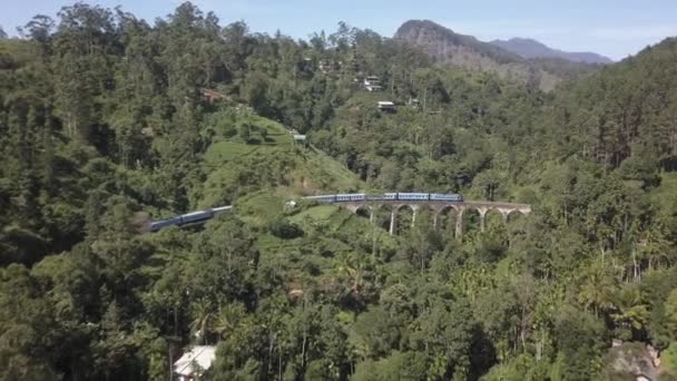 Rotasi Udara Saat Kereta Penumpang Melintasi Jembatan Sembilan Lengkungan Sri — Stok Video