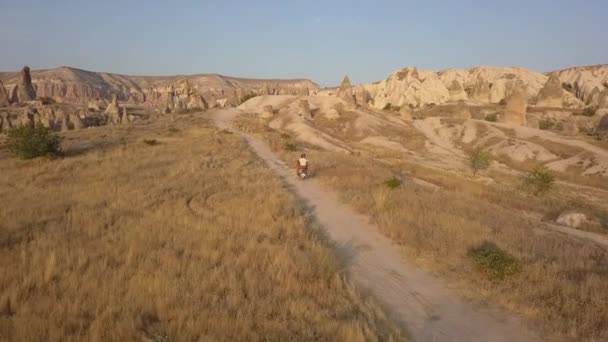 Dawn Goldene Lichtantenne Als Paar Auf Moto Fahrt Richtung Hoodoo — Stockvideo