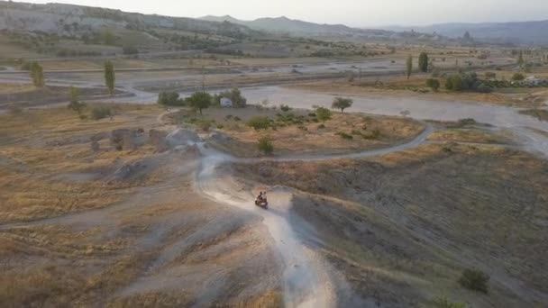 Cappadocia荒原上骑摩托车在小径上的航迹对 — 图库视频影像