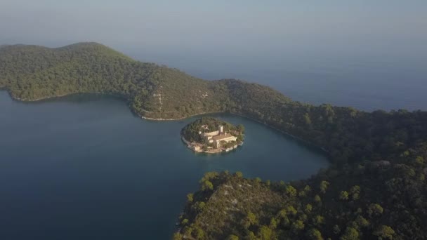 Aérien Orbite Autour Petite Île Protégée Mer Adriatique Croatie — Video