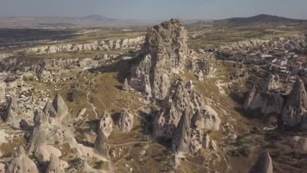 Zonnige Luchtvlucht Naar Oude Cappadocië Rots Toren Kasteel Uchisar — Stockvideo