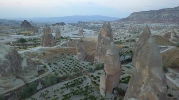 Toeristische Atv Verzamelen Zich Verkennen Cappadocia Hoodoo Fee Schoorstenen — Stockvideo
