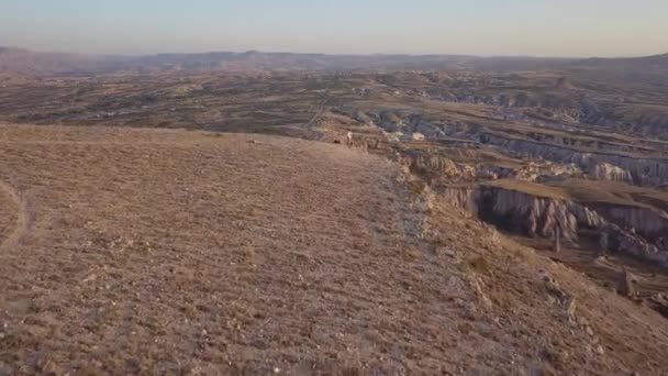 Moscas Aéreas Sobre Excursionistas Borde Del Acantilado Con Vistas Hoodoos — Vídeos de Stock