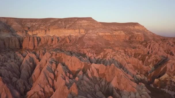 Gouden Uur Antenne Van Geërodeerde Rode Hoodoo Formaties Cappadocië — Stockvideo