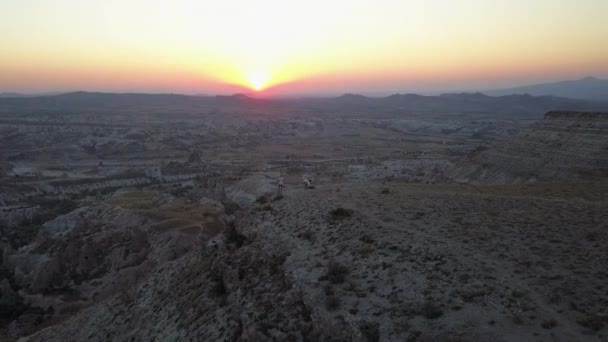 Toeristen Genieten Van Zonsondergang Boven Geërodeerde Rotsformaties Cappadocië — Stockvideo