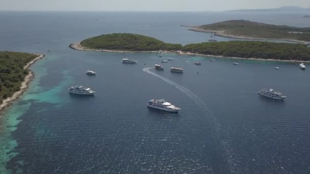 Luchtfoto Grote Toeristische Jachten Afgemeerd Beschermde Adriatische Zee Kroatië — Stockvideo