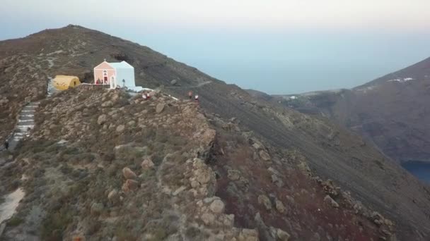 Voo Aéreo Passado Pequena Capela Cristã Alta Montanha Santorini — Vídeo de Stock
