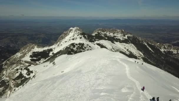 Fit Toeristen Beklimmen Besneeuwde Bergrug Heldere Schone Alpine Lucht — Stockvideo