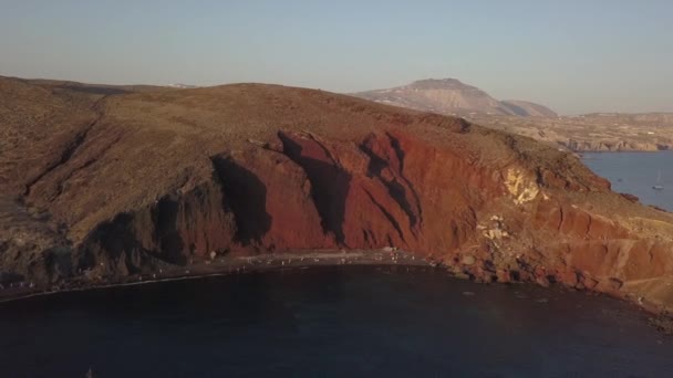 Vista Aérea Por Tarde Icónicos Acantilados Playa Roja Costa Santorini — Vídeos de Stock