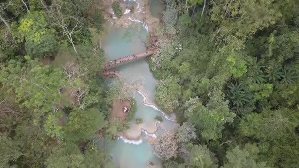 Turisták Élvezik Kuang Fáradt Vízesés Laoszban Ázsia — Stock videók