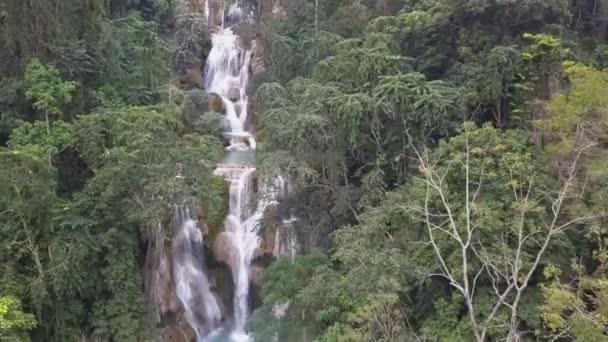 Aerial Retreats Reveal Stunning Tiers Kuang Waterfall Laos — Stock Video