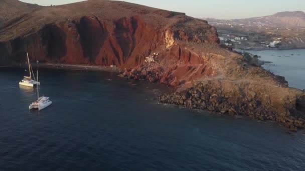 Barcos Anclan Famosa Playa Kokkini Paralia Acantilados Rojos Santorini — Vídeos de Stock