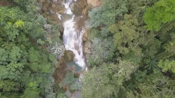 Baja Aérea Asciende Lentamente Empinada Exuberante Cascada Selva Verde Laos — Vídeo de stock