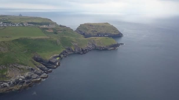 Vuelo Aéreo Largo Costa Del Mar Cornwall Hacia Camelot Castle — Vídeo de stock