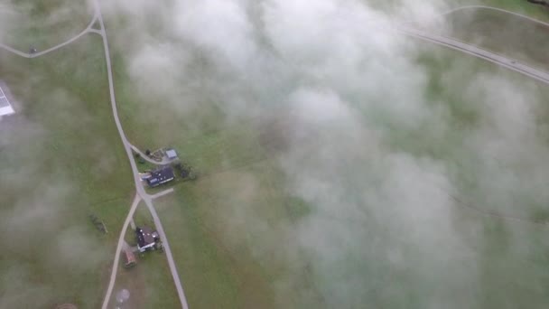 Letecký Pohled Mlhavé Zelené Evropské Údolí Malým Provozem — Stock video